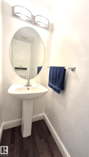 5440 1A Avenue, Edmonton, AB - Indoor Photo Showing Bathroom