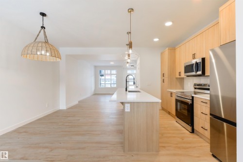 17 Cobblestone Gate, Spruce Grove, AB - Indoor Photo Showing Kitchen With Upgraded Kitchen