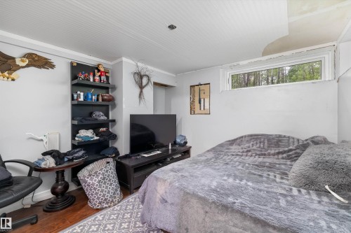 Room featuring light-toned walls and wood-finish flooring - 7 53424 Range Road 13, Rural Parkland County, AB 