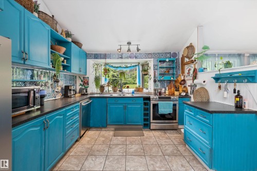 Kitchen with bright blue cabinetry and dark countertops - 7 53424 Range Road 13, Rural Parkland County, AB 