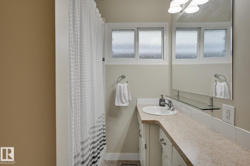 7527 78 Avenue, Edmonton, AB - Indoor Photo Showing Bathroom