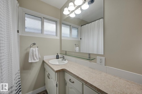7527 78 Avenue, Edmonton, AB - Indoor Photo Showing Bathroom