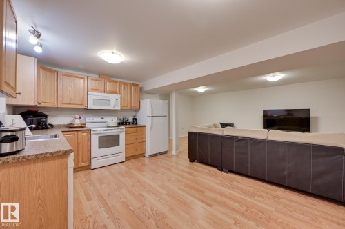 7527 78 Avenue, Edmonton, AB - Indoor Photo Showing Kitchen