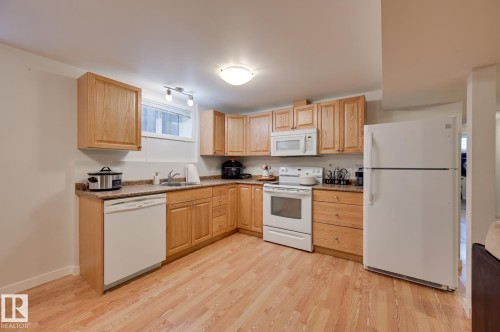 7527 78 Avenue, Edmonton, AB - Indoor Photo Showing Kitchen