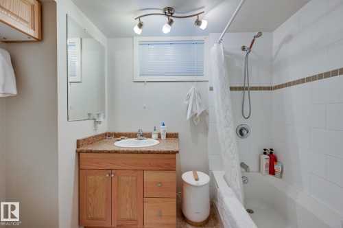 7527 78 Avenue, Edmonton, AB - Indoor Photo Showing Bathroom