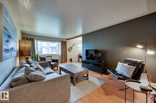 7527 78 Avenue, Edmonton, AB - Indoor Photo Showing Living Room