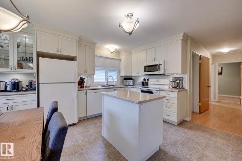 7527 78 Avenue, Edmonton, AB - Indoor Photo Showing Kitchen