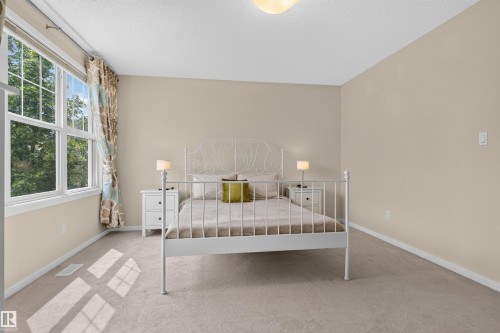 Carpeted room featuring neutral-toned walls and a window with white trim - 6928 22 Avenue, Edmonton, AB 