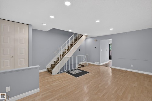 Living room - 178 Tudor Lane, Edmonton, AB 