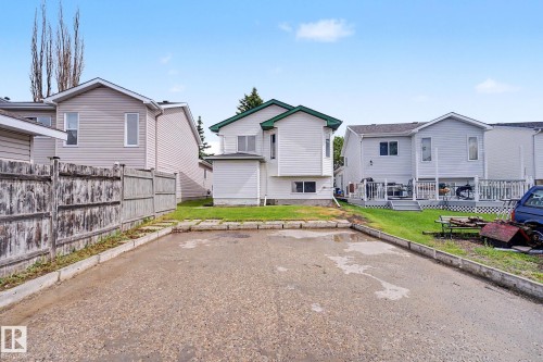 Paved driveway offering off-street parking - 3704 39 Avenue, Edmonton, AB 
