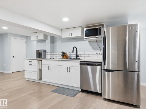 3 Fairfax Crescent, St. Albert, AB - Indoor Photo Showing Kitchen With Upgraded Kitchen
