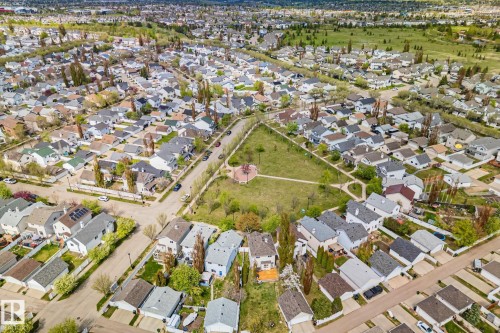 Aerial depiction of a residential neighborhood featuring detached homes with varied rooflines and a central green space - 209 5280 Terwillegar Boulevard, Edmonton, AB - Outdoor With View