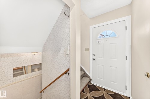 Entrance foyer - 102 Royal Terrace, Edmonton, AB 