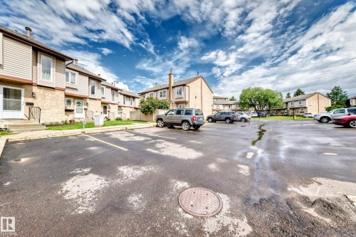 Townhouse community featuring multi-level dwellings with a mix of siding and brick facades - 102 Royal Terrace, Edmonton, AB 
