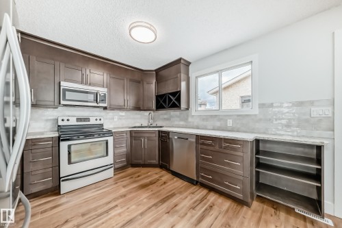 3510 41B Avenue, Edmonton, AB - Indoor Photo Showing Kitchen With Upgraded Kitchen
