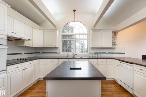 520 Pardee Bay, Edmonton, AB - Indoor Photo Showing Kitchen