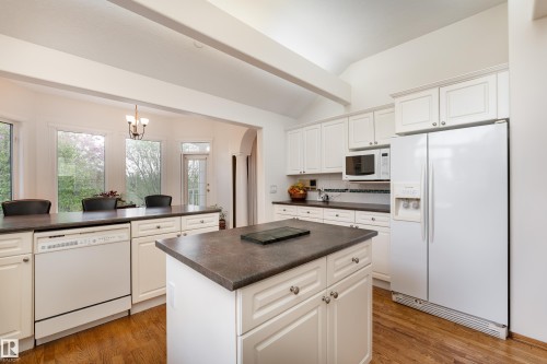 520 Pardee Bay, Edmonton, AB - Indoor Photo Showing Kitchen