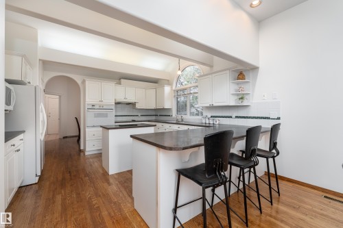 520 Pardee Bay, Edmonton, AB - Indoor Photo Showing Kitchen