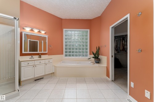 520 Pardee Bay, Edmonton, AB - Indoor Photo Showing Bathroom