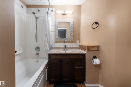 520 Pardee Bay, Edmonton, AB - Indoor Photo Showing Bathroom