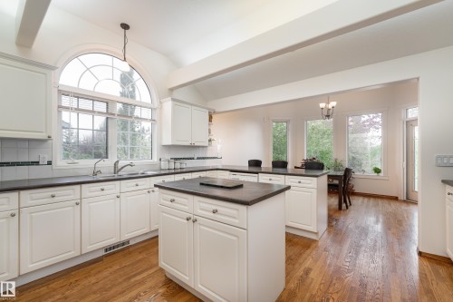 520 Pardee Bay, Edmonton, AB - Indoor Photo Showing Kitchen