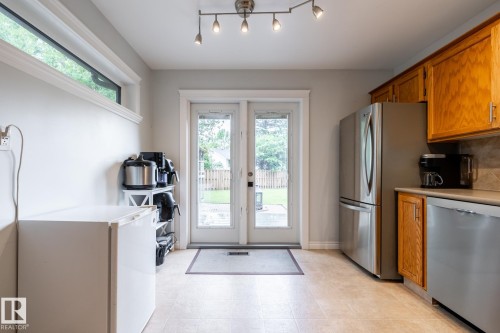 Kitchen area with light tone tile flooring - 27 Danforth Crescent, St. Albert, AB 