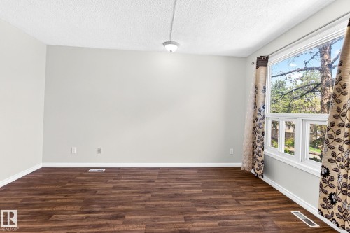7 1651 46 St, Edmonton, AB 