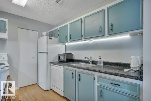 2336 151 Avenue, Edmonton, AB - Indoor Photo Showing Kitchen