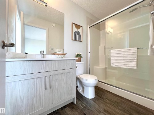 6 11373 12 Avenue, Edmonton, AB - Indoor Photo Showing Bathroom