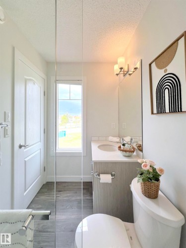6 11373 12 Avenue, Edmonton, AB - Indoor Photo Showing Bathroom