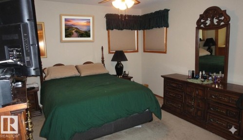 Carpeted bedroom featuring neutral wall tones - 1188 Joyce Road Nw, Edmonton, AB 