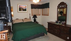 Carpeted bedroom featuring neutral wall tones - 