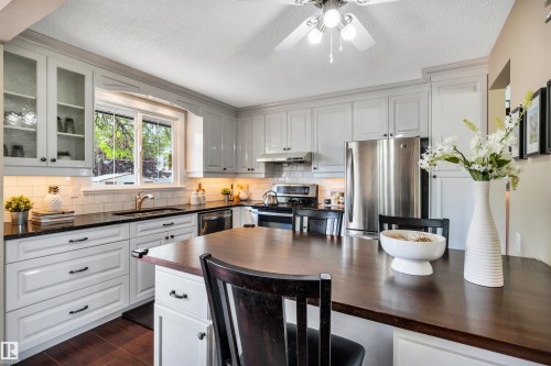 10909 33A Avenue, Edmonton, AB - Indoor Photo Showing Kitchen With Stainless Steel Kitchen