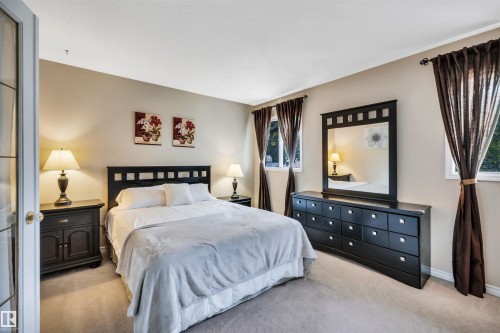 10909 33A Avenue, Edmonton, AB - Indoor Photo Showing Bedroom