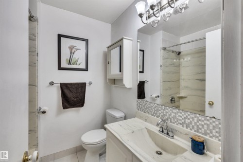 10909 33A Avenue, Edmonton, AB - Indoor Photo Showing Bathroom
