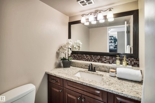 10909 33A Avenue, Edmonton, AB - Indoor Photo Showing Bathroom