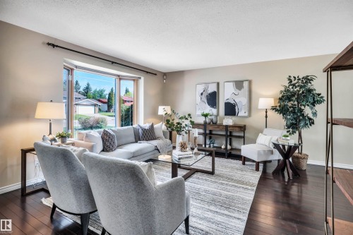10909 33A Avenue, Edmonton, AB - Indoor Photo Showing Living Room