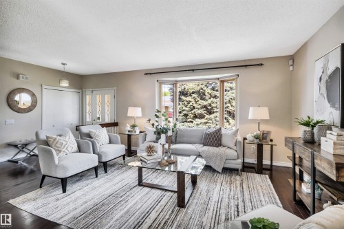 10909 33A Avenue, Edmonton, AB - Indoor Photo Showing Living Room