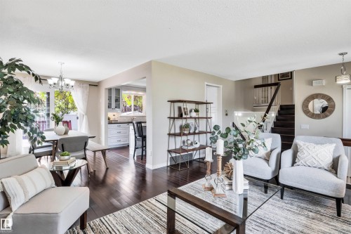 10909 33A Avenue, Edmonton, AB - Indoor Photo Showing Living Room