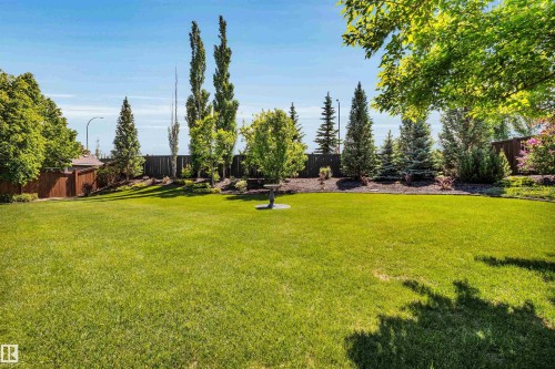 Expansive green lawn providing a large outdoor space - 18 Voleta Crest, Spruce Grove, AB 