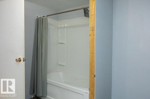 5016 44 Street, Drayton Valley, AB - Indoor Photo Showing Bathroom