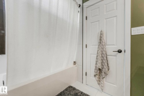 Tub & shower combo with amazing multi-head jets and natural light - 553006 Range Road 153, Rural Two Hills County, AB - Indoor Photo Showing Bathroom