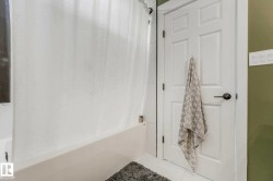 Tub & shower combo with amazing multi-head jets and natural light - 