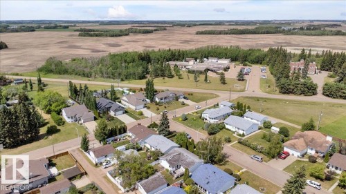 Residential neighborhood featuring single-family homes with established landscaping - 5506 53St, Mundare, AB 