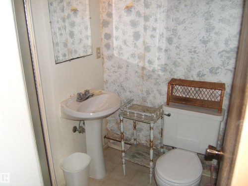 Pedestal sink with chrome faucet - 4606 51 Avenue, Two Hills, AB 