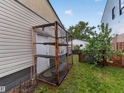 Side yard area featuring a built-in outdoor enclosure - 10809 150 Street, Edmonton, AB 