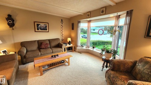 Bay window with multiple panels, recessed lighting, and a deep sill - 13307 Delwood Road, Edmonton, AB 