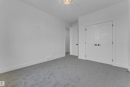 Bright room with light gray carpet - 7677 Kimiwan Crescent, Edmonton, AB 