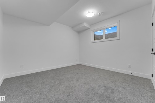 Neutral-toned carpeting paired with crisp white walls - 7677 Kimiwan Crescent, Edmonton, AB 