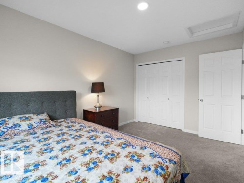 Neutral tone walls complement the light gray carpeting - 2039 13 Avenue, Edmonton, AB 